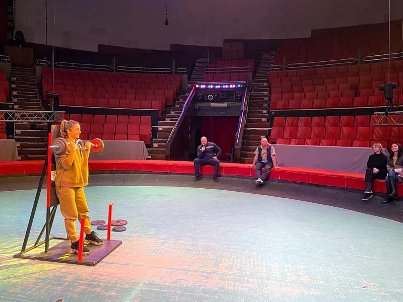 В Брянском цирке соревнования по поднятию штанги выиграли гимнастка и джигит
