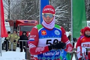 Александр Большунов победил в скиатлоне на 30 км на этапе Кубка России в Сыктывкаре