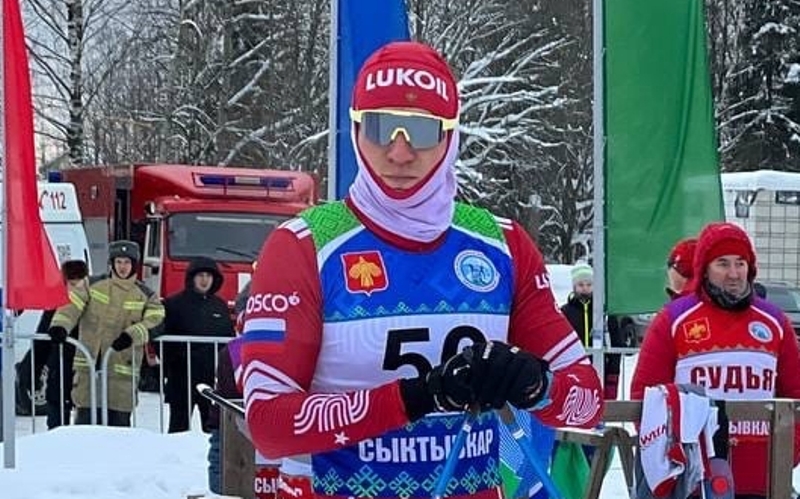 Александр Большунов победил в скиатлоне на 30 км на этапе Кубка России в Сыктывкаре