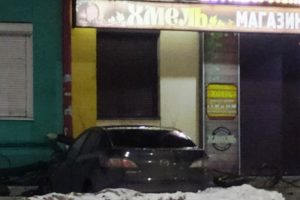 Легковой автомобиль снёс дерево на оживлённой улице в Брянске