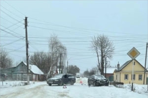 В Новозыбкове в частном секторе не разъехались две легковушки, травмирован один из водителей