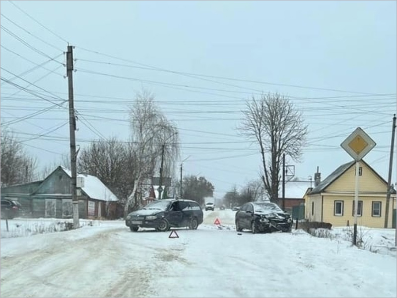 В Новозыбкове в частном секторе не разъехались две легковушки, травмирован один из водителей