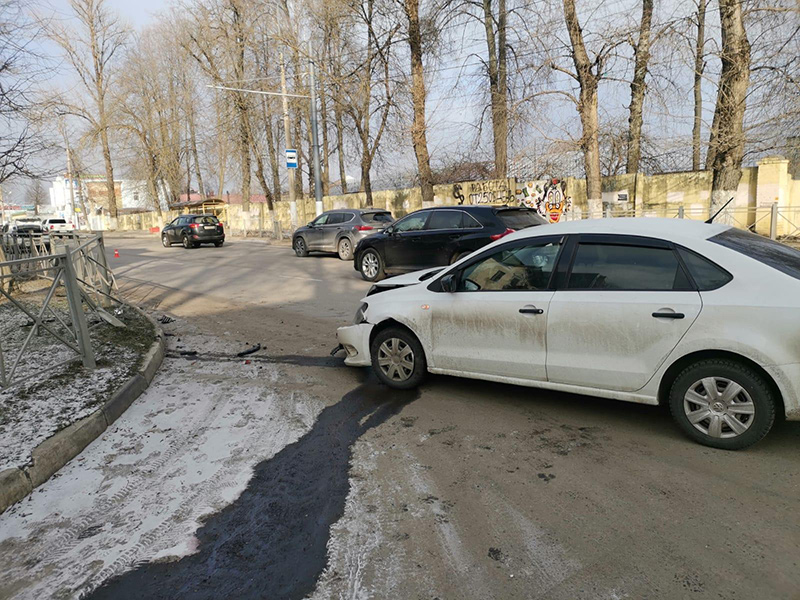 Неудачный манёвр: в ДТП в центре Брянска женщина-водитель получила ушиб позвоночника
