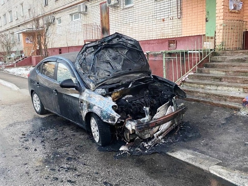 В Брянске у «Китайской стены» сгорел автомобиль
