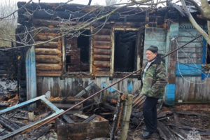 Житель Суражского района спас из огня пожилую соседку