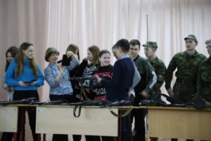 Клинцовские школьники подержали в руках оружие. На выставке