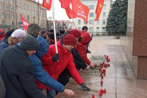 Брянские коммунисты отметили годовщину смерти Ленина возложением цветов к памятнику Ленину