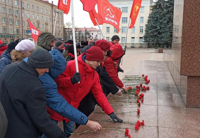 Брянские коммунисты отметили годовщину смерти Ленина возложением цветов к памятнику Ленину