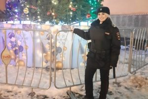 В Брянске женщина-полицейский спасла жизнь задыхавшейся девочке