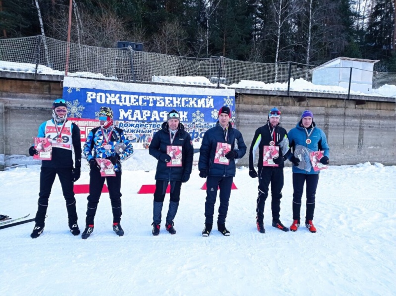 Брянский спортсмен выиграл Рождественский лыжный марафон в рождественский мороз
