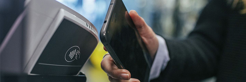 Стикер для смартфона: новый платёжный инструмент и добыча «цифровых карманников»