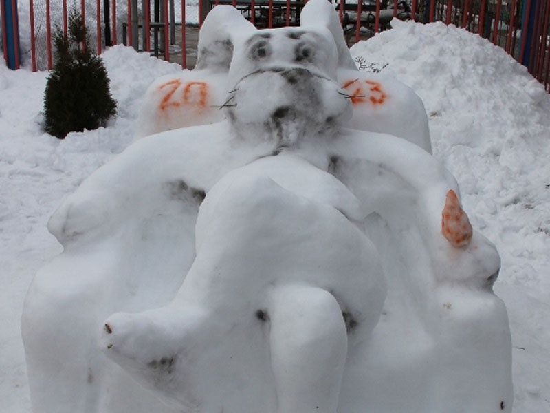 Сидельцы из брянских колоний на конкурс налепили сидящих снеговиков