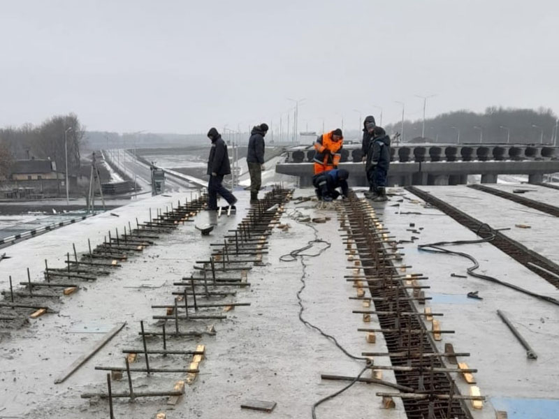 В Брянске продолжается строительство Славянского моста. На фоне зимнего паводка