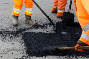 В Брянске в январские морозы начали «временный» ямочный ремонт дорог