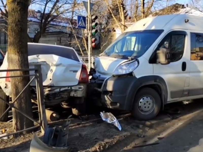 В ДТП на Красноармейской в центре Брянска пострадали водитель «иномарки» и пассажирка маршрутки