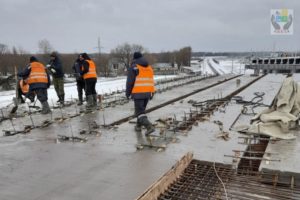 На строительстве Славянского моста завершается монтаж 8-го пролёта