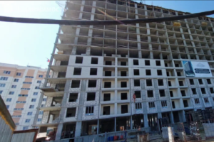 Несчастье на Счастливой улице в Брянске: с десятого этажа строящегося дома упал рабочий