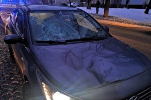 В Брянске женщина попала под машину — переходила не там, где положено