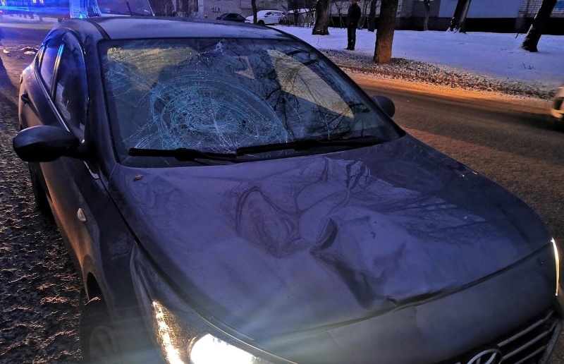 В Брянске женщина попала под машину — переходила не там, где положено