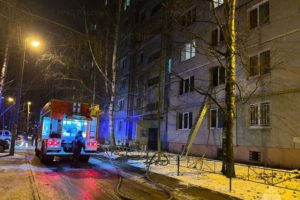При пожаре в многоэтажке на Фосфоритной спасатели вынесли из горящей квартиры человека, с верхних этажей спасли ещё восьмерых