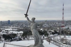 Волгоградская Родина-мать в видео отрубила голову американской статуе Свободы