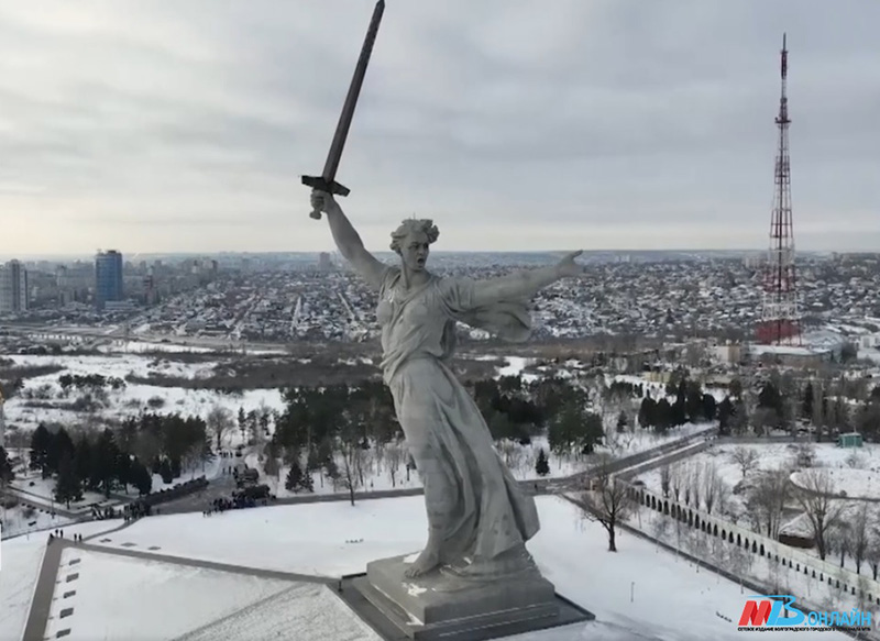 Волгоградская Родина-мать в видео отрубила голову американской статуе Свободы