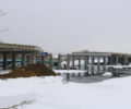 На Славянском мосту в Брянске монтируют освещение. Строить опоры мешает зимний паводок