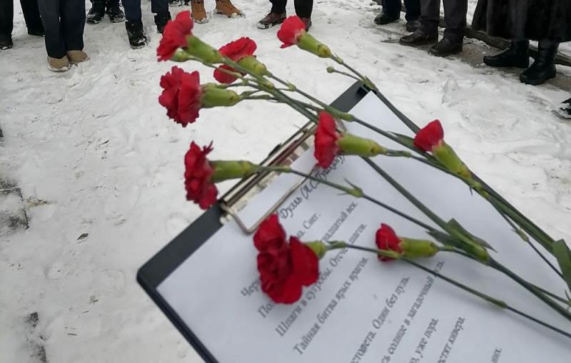 «Пушкин всегда с тобой!»: у памятника Пушкину в Брянске прошёл поэтический митинг памяти