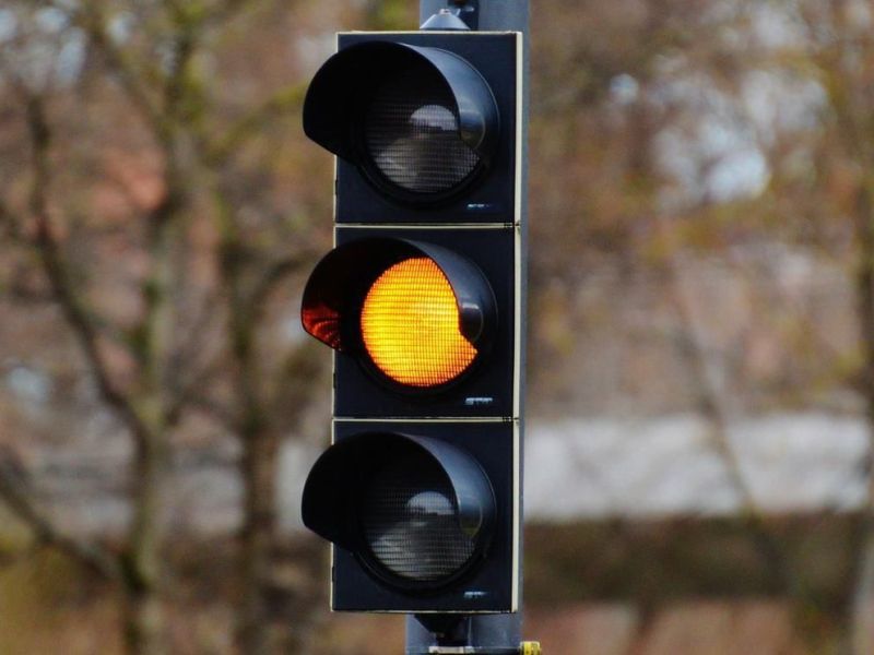 Автомобилистов в России начнут штрафовать за проезд на жёлтый сигнал светофора