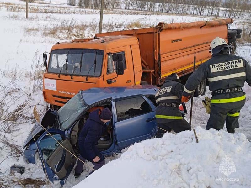 В лобовом ДТП под Жуковкой погиб 40-летний пассажир, женщина-водитель в реанимации