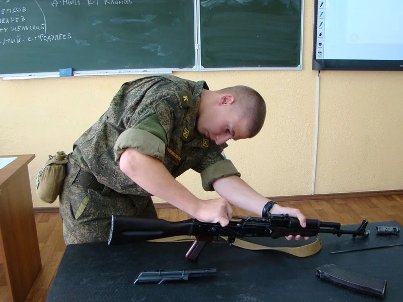 С 1 сентября в брянских школах начнут преподавать начальную военную подготовку