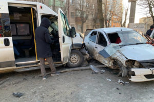 Маршрутка протаранила легковушку на перекрёстке улиц Красноармейской и Луначарского