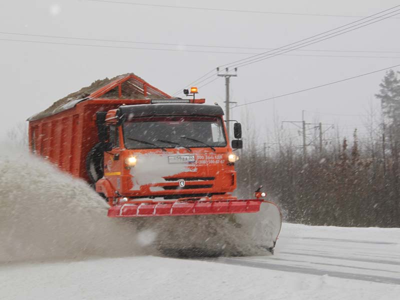 Брянские дорожники в снегопад перешли на круглосуточный режим работы