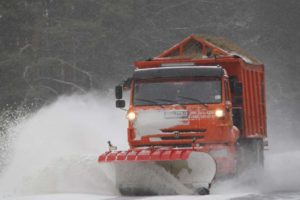Брянские дорожники в снегопад перешли на круглосуточный режим работы