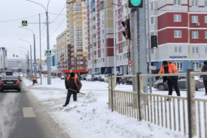 С улиц Брянска за выходные вывезли 350 тонн снега. И насыпали 660 кубов пескосмеси