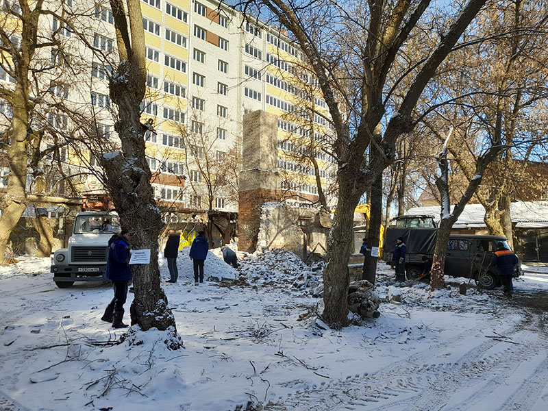В Брянске сносят опасную «заброшку» на улице Молодой Гвардии