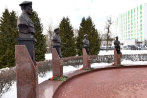 В Брянске у мемориала «Круговая оборона» почтили память десантников шестой роты