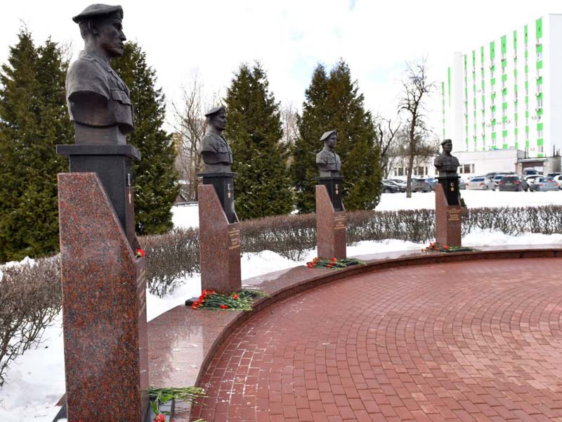 В Брянске у мемориала «Круговая оборона» почтили память десантников шестой роты