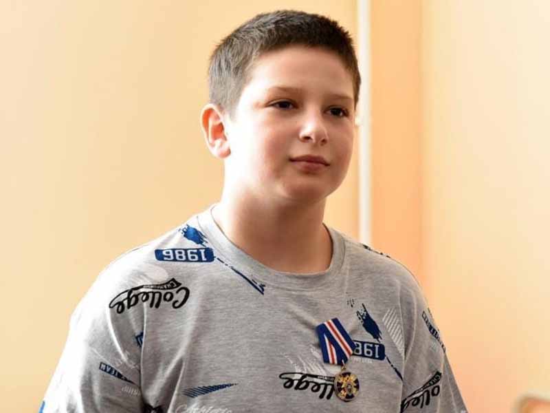 Владимир Путин наградил 10-летнего брянского мальчика Федора, спасшего двух девочек при атаке диверсантов