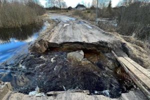 Паводок-2023: в поселке Бытошь под Дятьково смыло часть моста