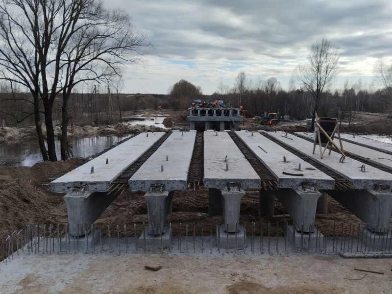 Новый мост строится через реку Унеча в Клинцовском районе