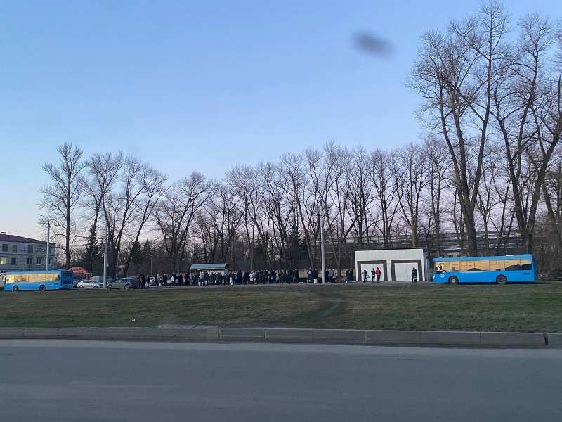 Общественный транспорт Z в Брянске: жителей Радицы-Крыловки подвозят домой армейские «КамАЗы»