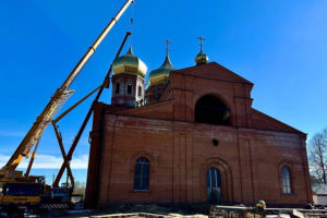 Брянские нефтяники помогли установить купол собора Николо-Одрина монастыря