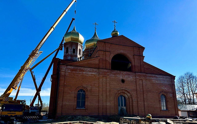 Брянские нефтяники помогли установить купол собора Николо-Одрина монастыря