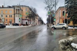 Пожилая женщина получила травмы на пешеходном переходе в центре Брянска
