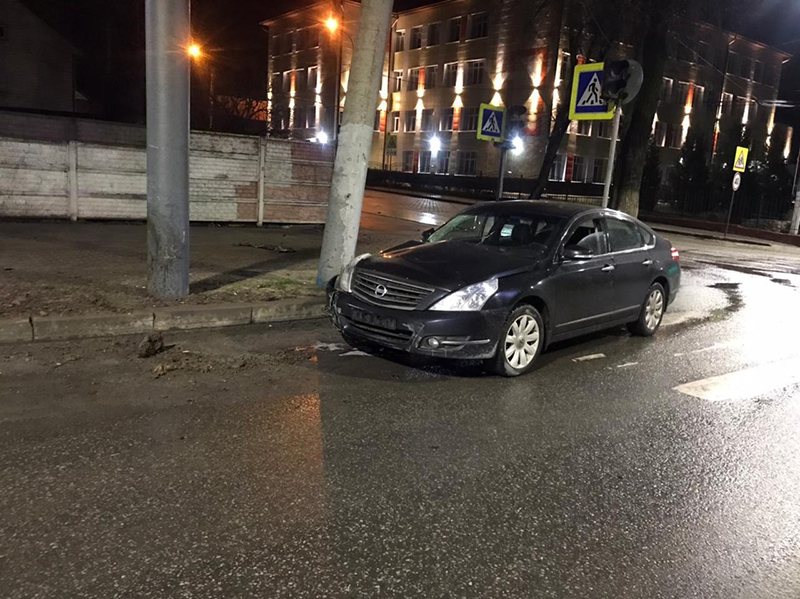 Пьяный водитель протаранил столб в центре Брянска