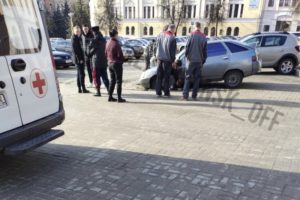 Легковой автомобиль провалился в яму на центральной площади Брянска