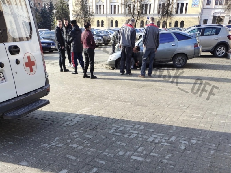 Легковой автомобиль провалился в яму на центральной площади Брянска