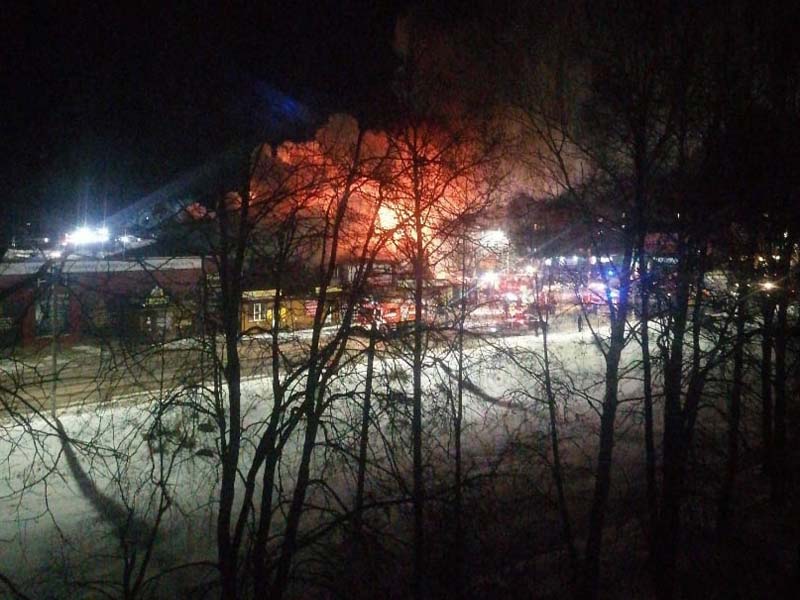 В Новых Дарковичах под Брянском загорелся автосервис. Огонь перекинулся на соседние здания