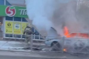 Сгорел автомобиль: в соцсетях появилось видео пожара на остановке в Брянске